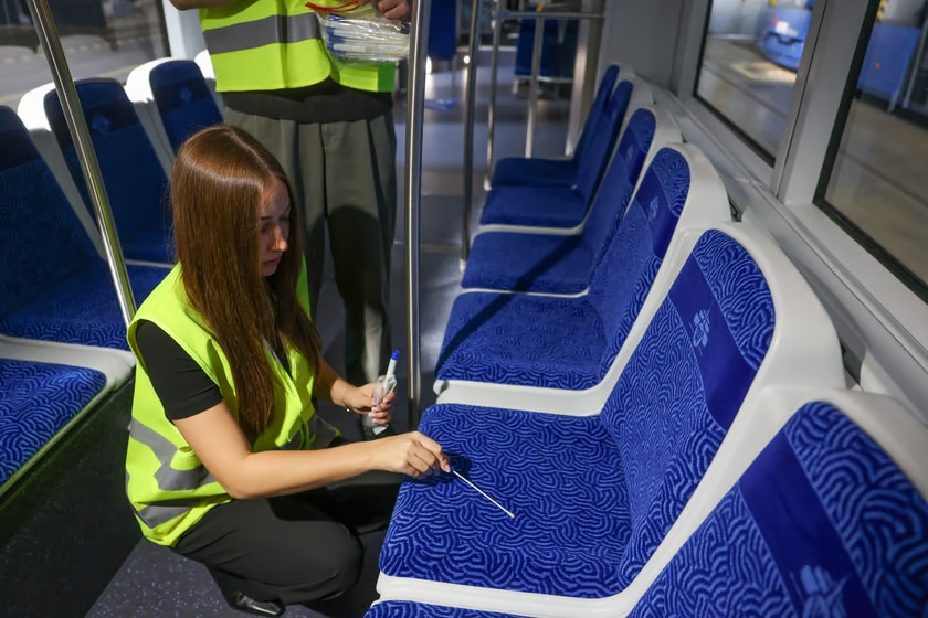 Infotrans - Wrocław: Studenci badają bakterie w autobusach i tramwajach MPK