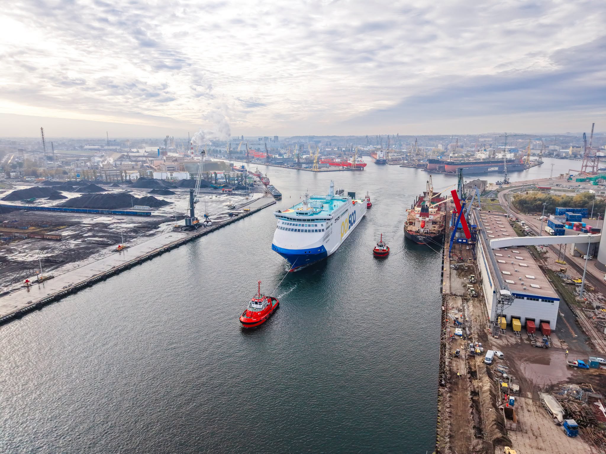 Infoship - Bursztyn Unity wypłynął z Gdańska. Nowy prom zmierza do Świnoujścia