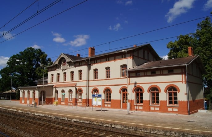 Inforail - Dworzec kolejowy w Redzie odzyska dawną funkcję. PKP podpisały umowę na projekt przebudowy