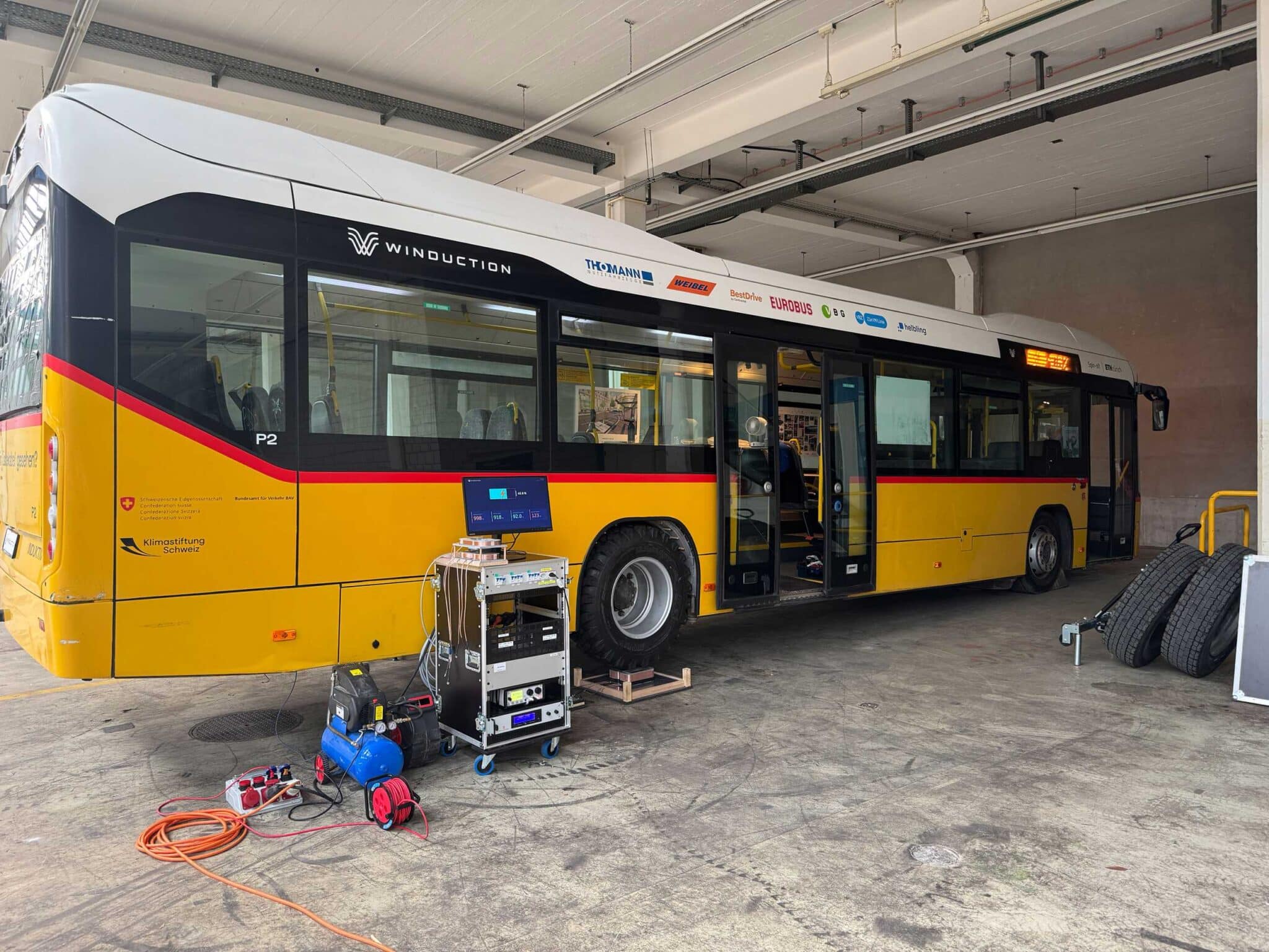 Infobus - Autobus elektryczny bez kabla i pantografu. Winduction opracował ładowanie przez koła