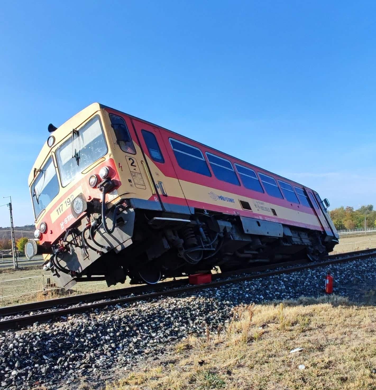 Inforail - Węgierski motorak wypadł z torów po zderzeniu z samochodem