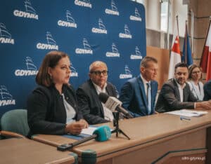 Infotrans - Gdynia podpisała w końcu umowy z Bauer i AMS na 260 nowych wiat przystankowych