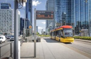 Infotrans - Warszawa ma oferty na system dla 2000 tablic e-papier. Dwie ceny poniżej budżetu ZTM