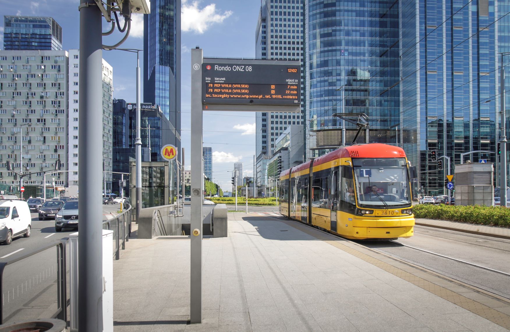 Infotrans - Warszawa ma oferty na system dla 2000 tablic e-papier. Dwie ceny poniżej budżetu ZTM