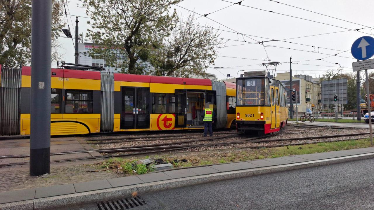 Infotram - Zderzenie tramwajów w Warszawie. Jeden z pojazdów wykoleił się na Rondzie Wiatraczna
