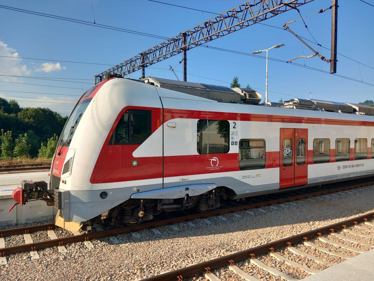 Inforail - Kłopoty bogactwa na Słowacji. Niemal milion biletów w 18 dni i … problemy z taborem