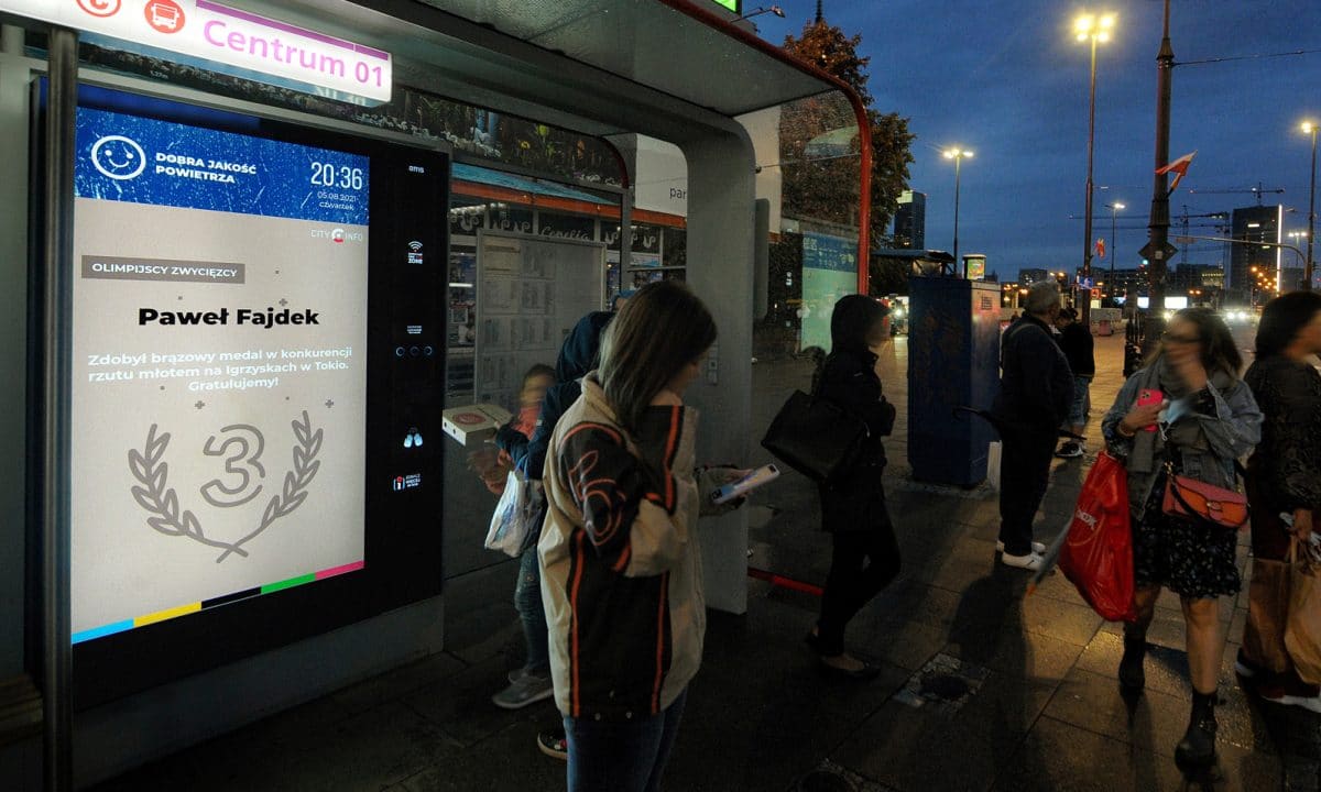 Warszawa z info ekranami na przystankach. Pilotaż od AMS