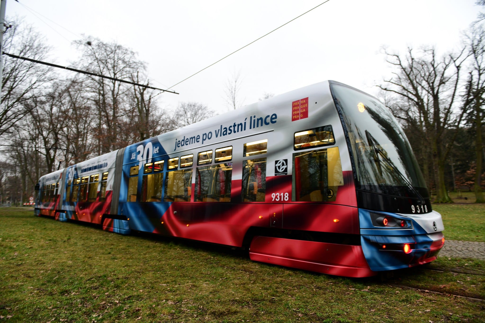 Praga z tramwajem w narodowych barwach
