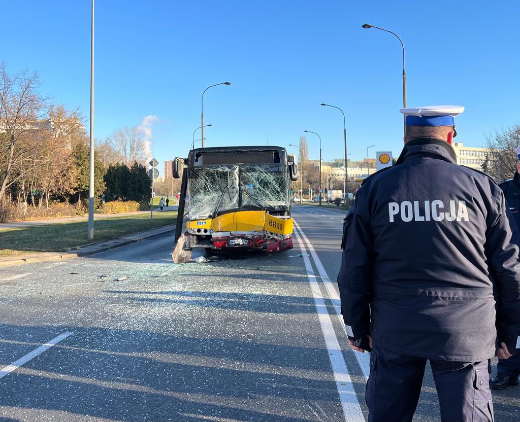 Warszawa: Prokuratura przejmuje wypadek autobusu z BMW. Kierowca zmarł w szpitalu