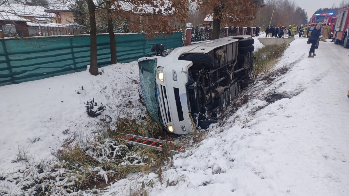 Podkarpackie: Autobus szkolny w rowie. W środku 23 dzieci