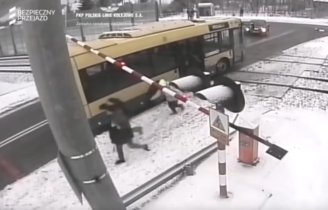 Tarnów: Uciekli z autobusu MPK, który utknął na przejeździe. Teraz szuka ich policja